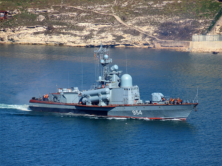 Ракетный катер "Ивановец" в Севастопольской бухте