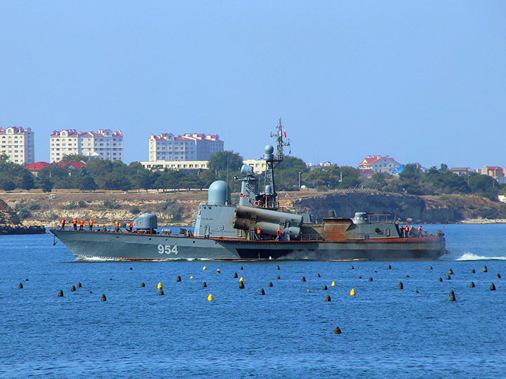 RFS 954 Ivanovets returns to Sevastopol after live-fire exercise