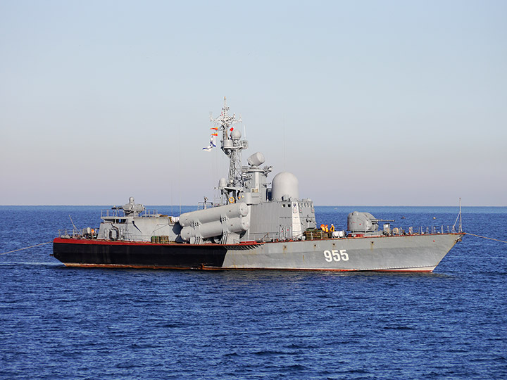 Буксировка ракетного катера "Р-60" Черноморского флота