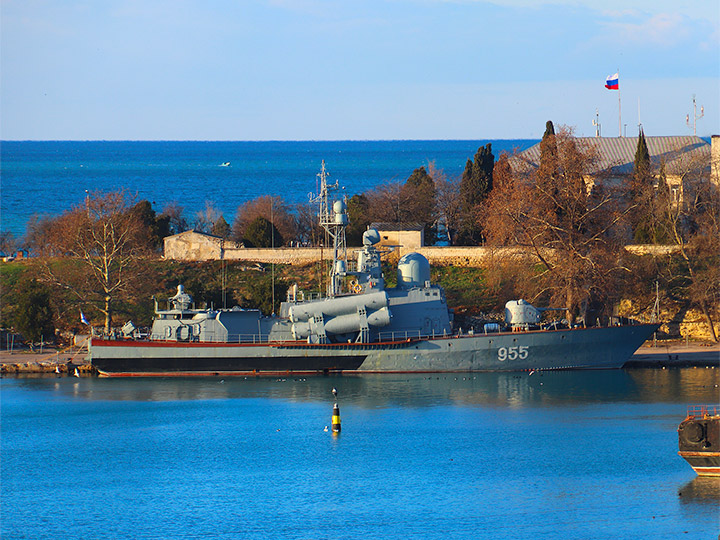 Ракетный катер "Р-60" Черноморского флота у причала