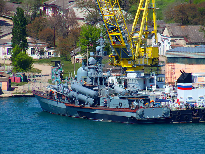 Loading of Moskit anti-ship supersonic missiles on the missile corvette R-60 of the Black Sea Fleet