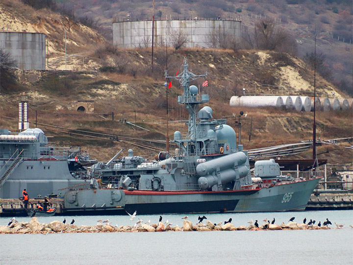 Ракетный катер Р-60 Черноморского флота - бункеровка топливом