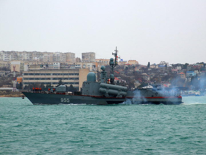 Ракетный катер Р-60 Черноморского флота на фоне Северной стороны Севастополя
