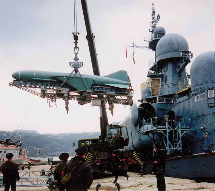 Погрузка крылатой раеты на ракетный катер "Р-71" Черноморского Флота