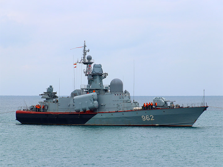 Missile Corvette Shuya with Pantsir-M CIWS at the roadstead of Sevastopol