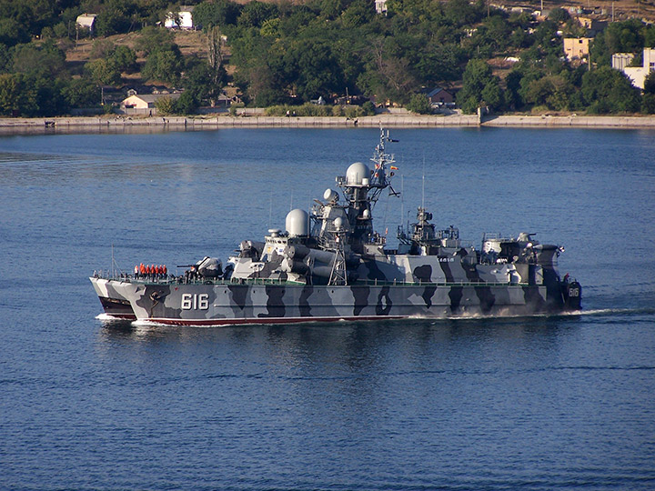 Ракетный корабль на воздушной подушке "Самум" в Севастопольской бухте