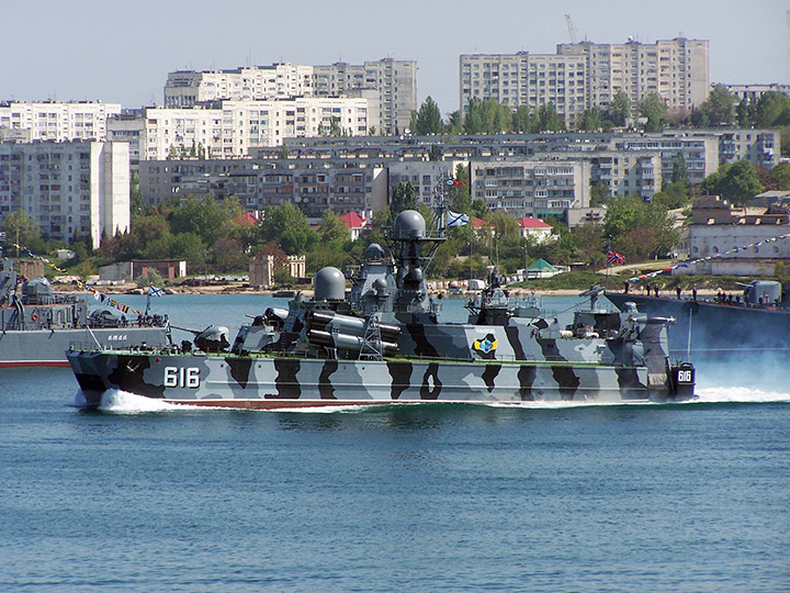 РКВП "Самум" на ходу в Севастопольской бухте