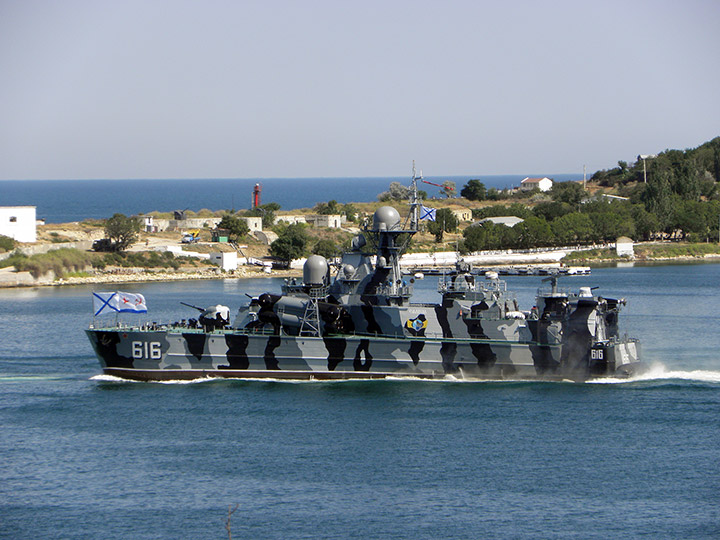 РКВП "Самум" Черноморского флота проходит по Севастопольской бухте