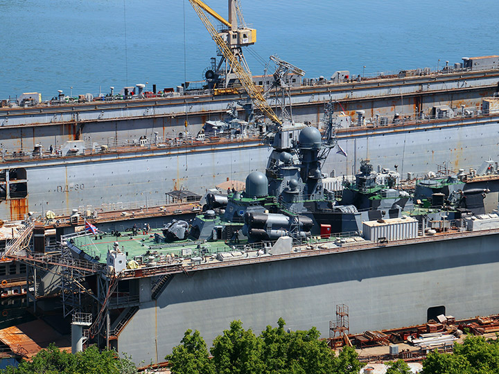 Ракетный корабль на воздушной подушке "Самум" Черноморского флота в плавдоке