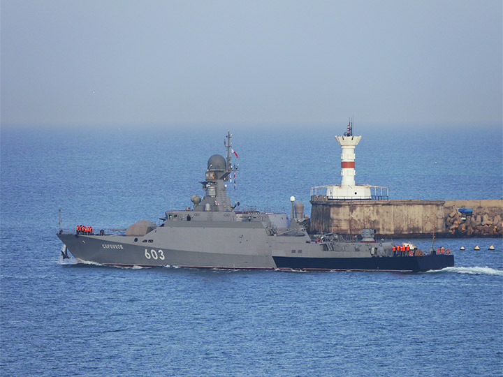 Малый ракетный корабль "Серпухов" выходит в море