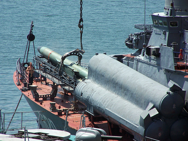 P-120 Malakhit medium range cruise missile - loading on the missile corvette "Shtil"