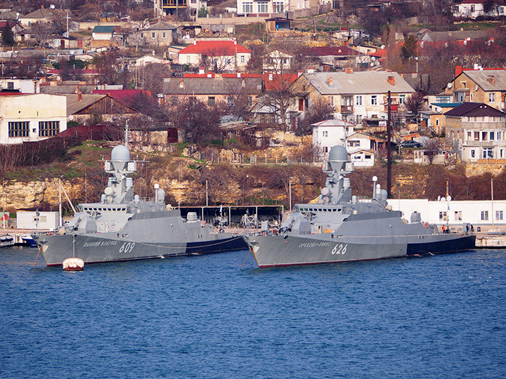 Missile Corvettew Vyshny Volochyok (left) and Orekhovo-Zuyevo (right) in Sevastopol, Crimea
