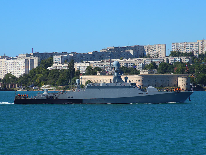 Малый ракетный корабль "Вышний Волочек" на фоне Михайловской батареи в Севастополе