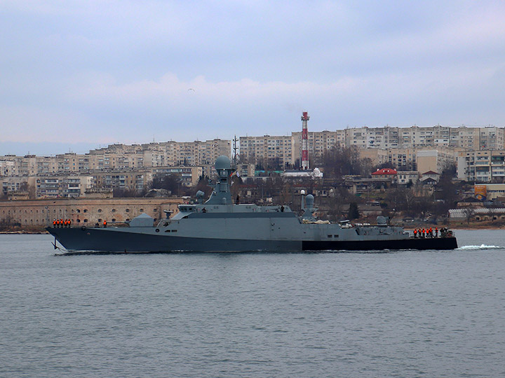 Малый ракетный корабль "Вышний Волочек" на фоне Северной стороны Севастополя