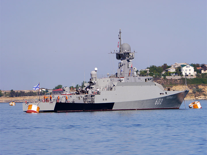 Малый ракетный корабль "Зеленый Дол" на бочках в Севастопольской бухте