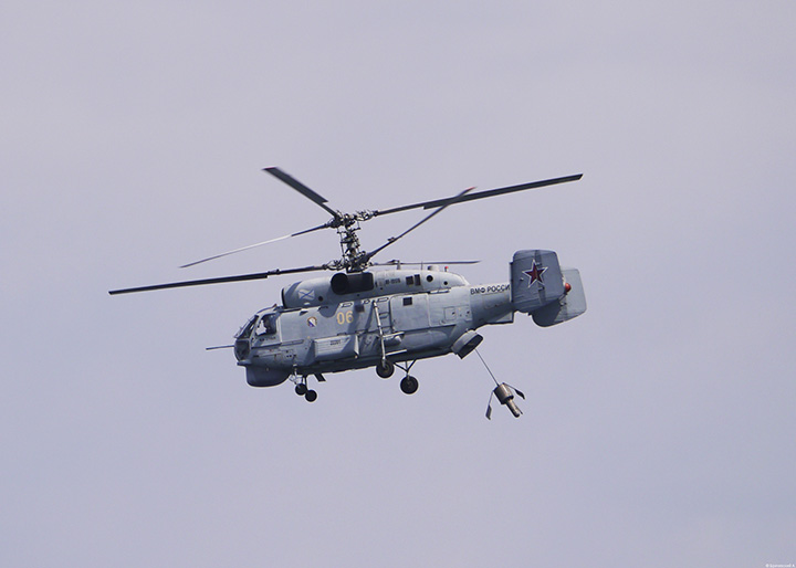 Противолодочный вертолет Ка-27ПЛ с выпущенной антенной ГАС