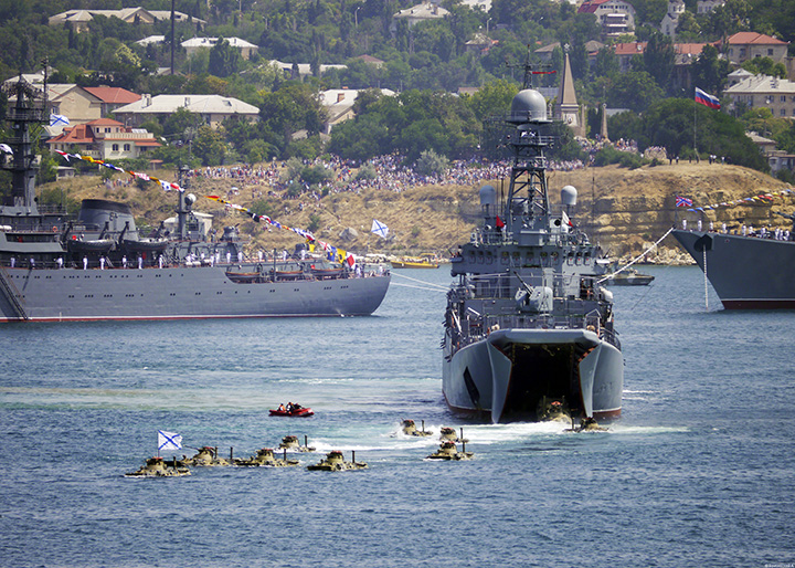 Высадка на плав бронетранспортеров с большого десантного корабля "Азов"
