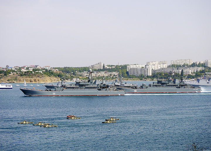 Большие десантные корабли "Азов" и "Цезарь Куников"