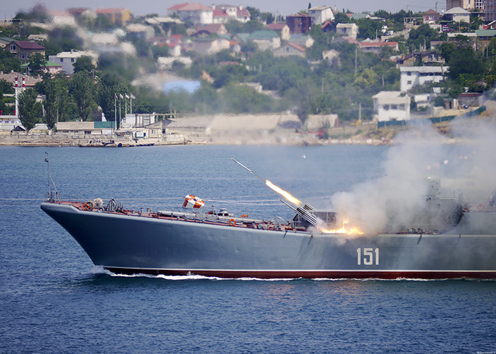 Залп из РЗСО "Град-М" осуществляет большой десантный корабль "Азов"