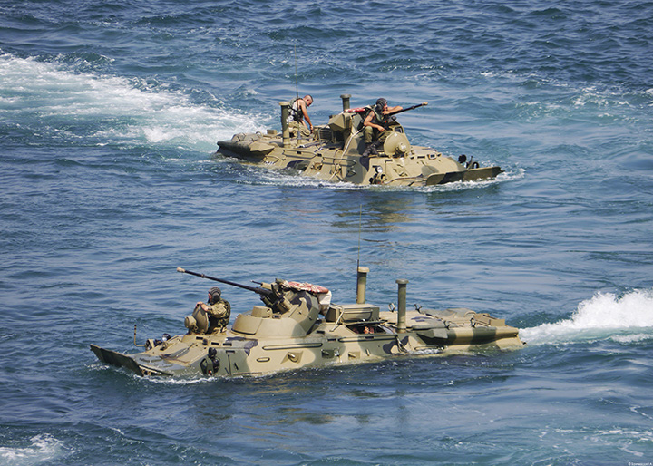 Бронетранспортеры БТР-82 Морской пехоты ЧФ на плаву