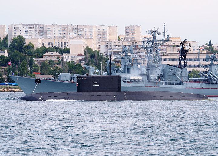 Проход подводной лодки "Ростов-на-Дону" вдоль парадного строя кораблей в Севастопольской бухте