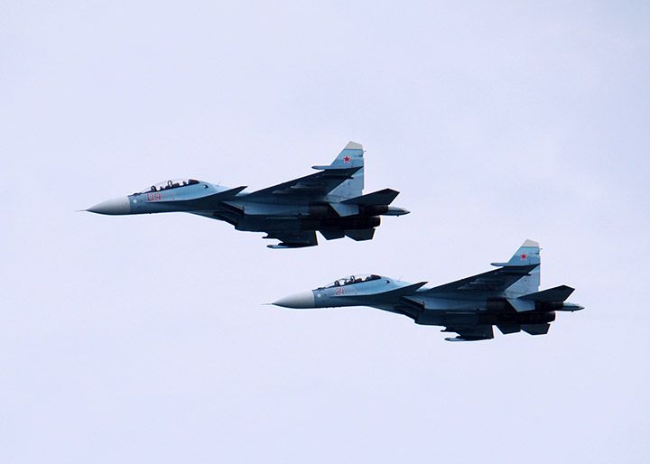 Пара истребителей Су-30СМ в небе над Севастополем