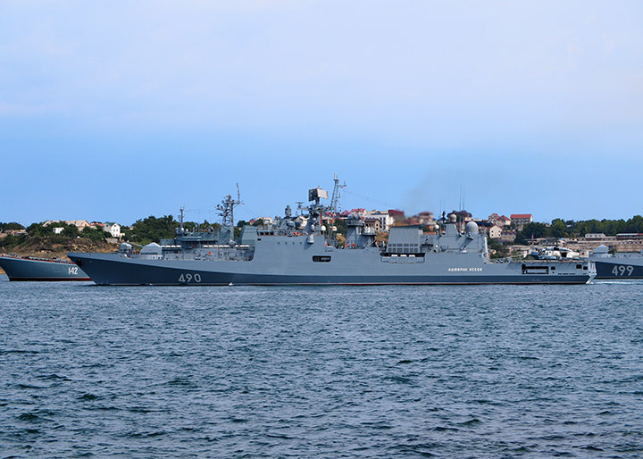 Фрегат "Адмирал Эссен" с вертолетом Ка-27ПС на корме