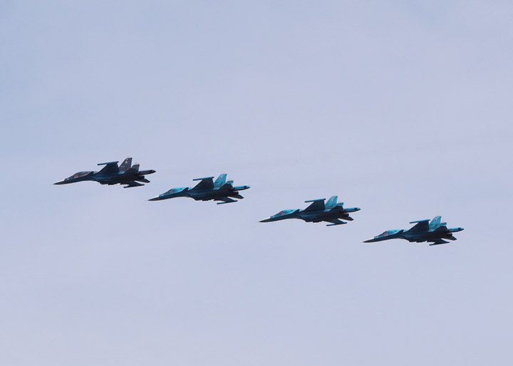 Четверка истребителей-бомбардировщиков Су-34 в небе над Севастополем