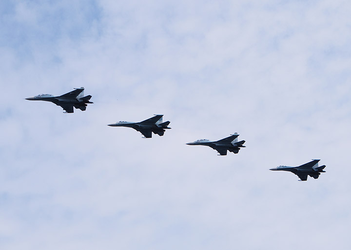 Четверка истребителей (два Су-30М2 и два Су-27СМ) в небе над Севастополем