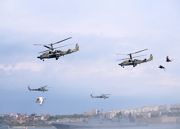 Ударные вертолеты Ка-52 и Ми-38Н над Севастопольской бухтой