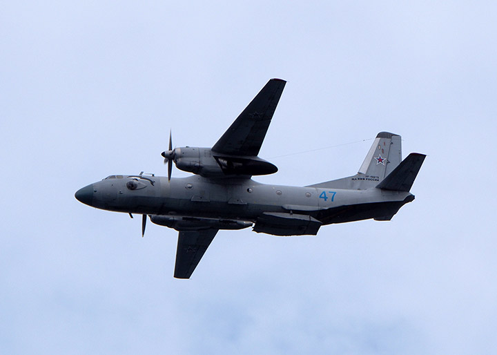 Военно-транспортный самолет Ан-26 Морской авиации Черноморского флота с открытой рампой