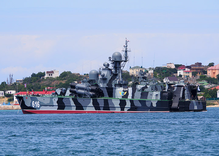 В парадном строю кораблей - ракетный корабль на воздушной подушке "Самум"