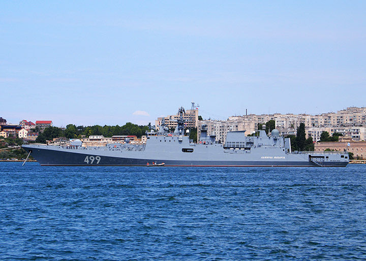 В парадном строю кораблей - фрегат "Адмирал Макаров"
