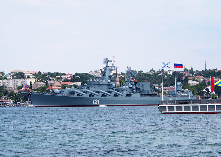 В парадном строю кораблей - флагман Черноморского флота, гвардейский ордена Нахимова ракетный крейсер "Москва"