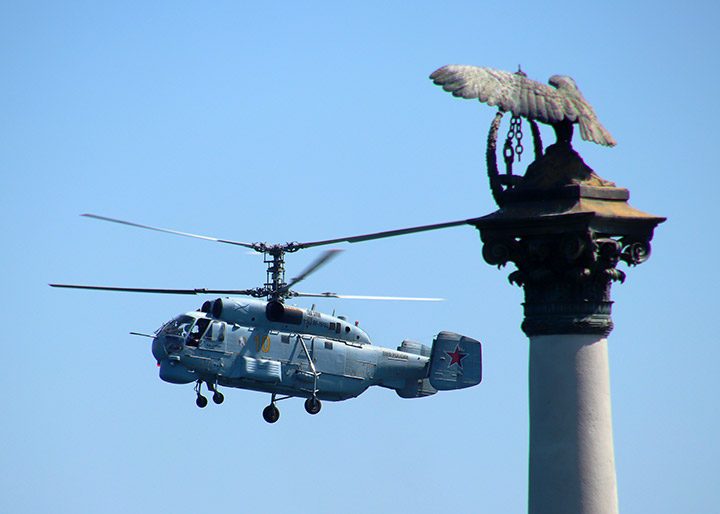 Противолодочный вертолет Ка-27ПЛ и Памятник затопленным кораблям