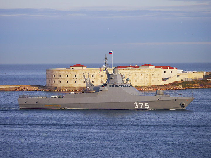 Патрульный корабль "Дмитрий Рогачев" на фоне Константиновской батареи, Севастополь