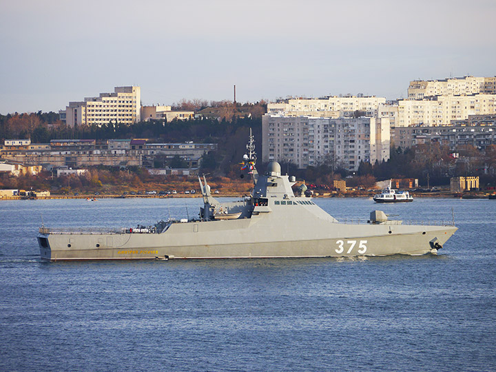 Патрульный корабль "Дмитрий Рогачев" на фоне Северной стороны Севастополя