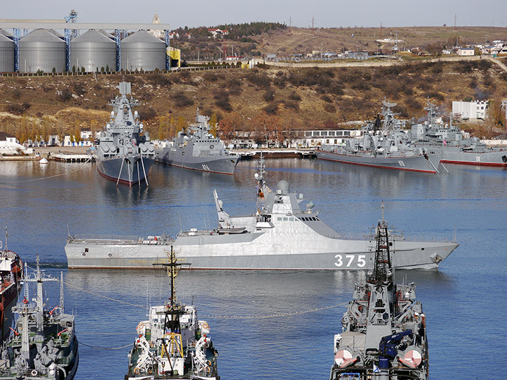 Патрульный корабль "Дмитрий Рогачев" на фоне кораблей Черноморского флота
