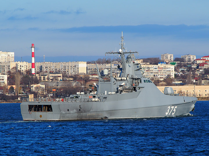 Патрульный корабль "Дмитрий Рогачев" заходит в Севастопольскую бухту