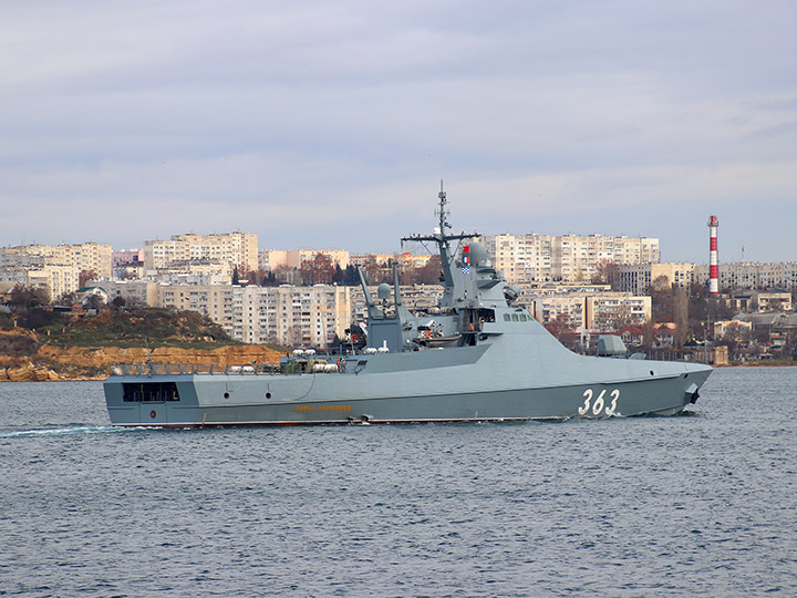Патрульный корабль "Павел Державин" Черноморского флота заходит в Севастопоьскую бухту