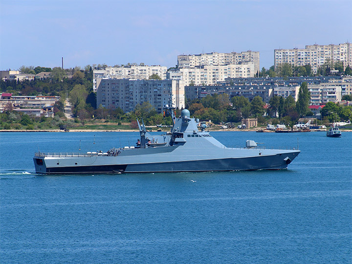 Патрульный корабль "Сергей Котов" на фоне Константиновской батареи в Севастополе