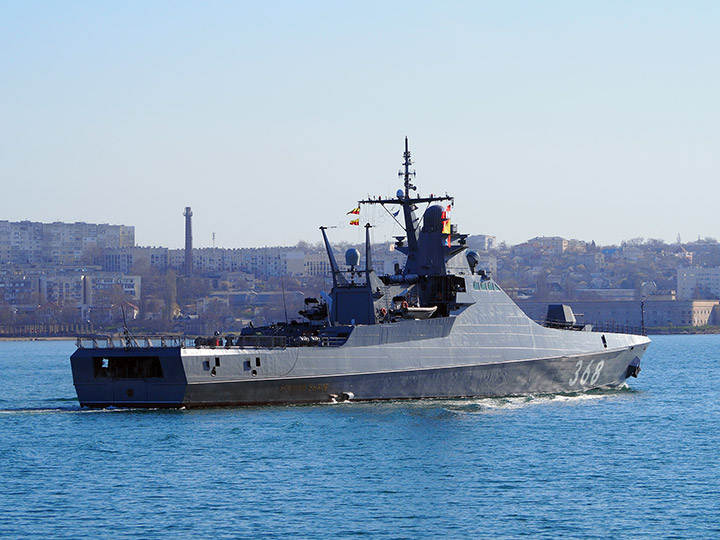 Патрульный корабль "Василий Быков" в Севастопольской бухте