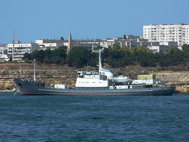 Разведывательный корабль "Экватор" в Севастопольской бухте