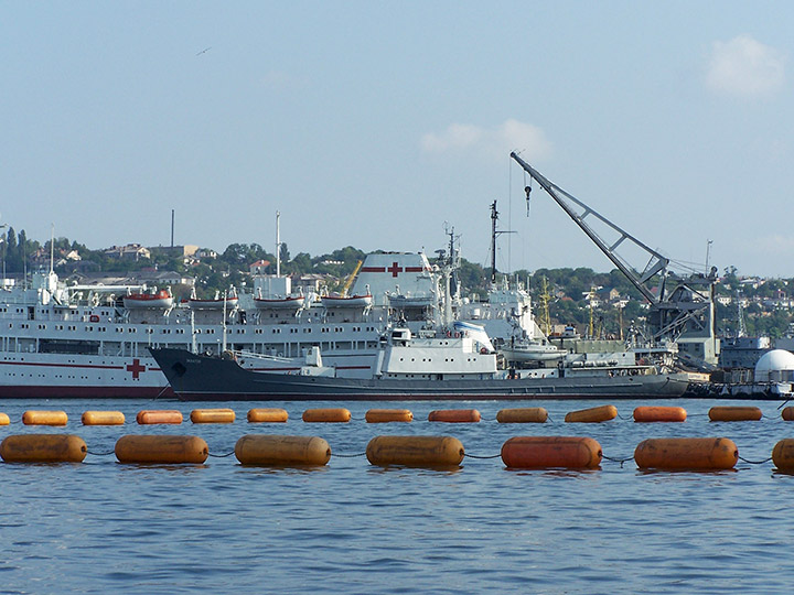 Разведывательный корабль "Экватор" в Южной бухте Севастополя