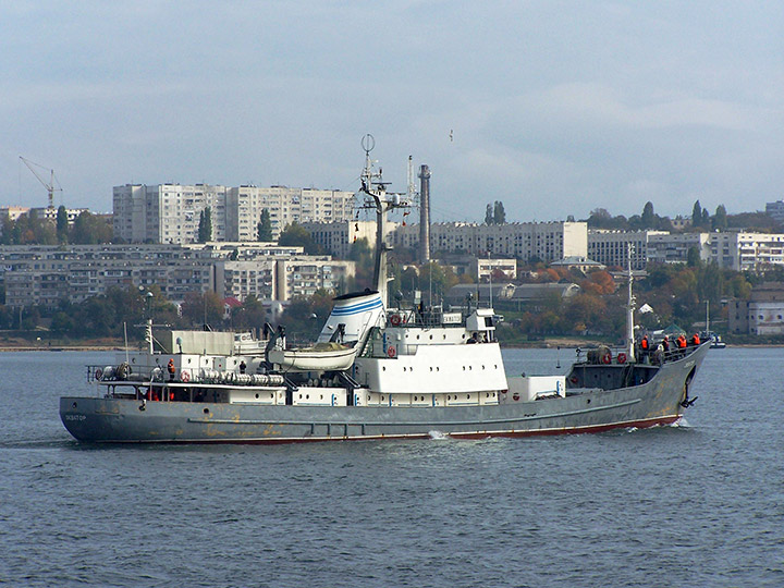 Разведывательный корабль "Экватор" заходит в Севастопольскую бухту