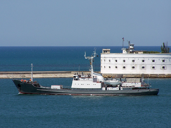 Разведывательный корабль "Экватор" на фоне Константиновской батареи, Севастополь