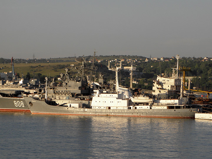 Разведывательный корабль "Экватор" у Угольного причала, Севастополь