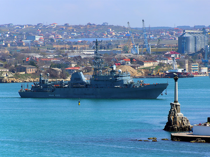 Разведывательный корабль "Иван Хурс" и Памятник затопленным кораблям в Севастополе