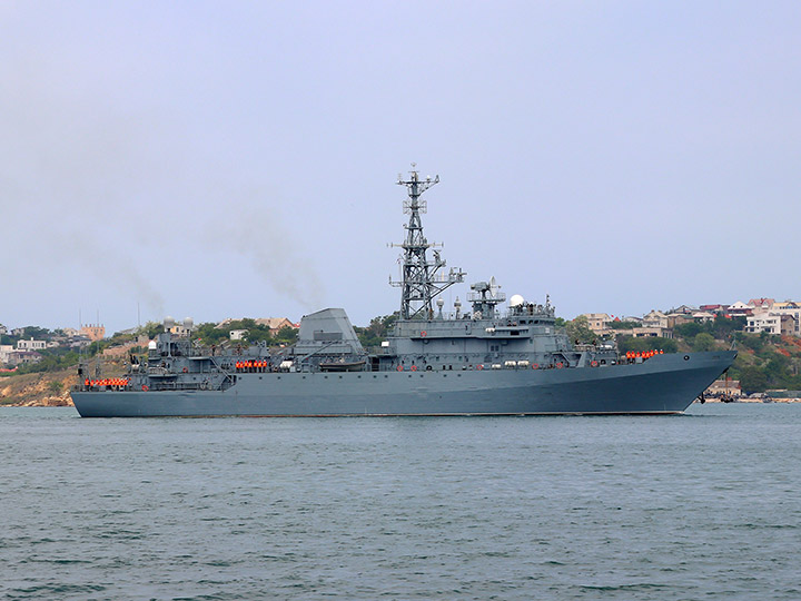 Разведывательный корабль "Иван Хурс", успешно отразивший атаку вражеских надводных беспилотников, вернулся в Севастополь