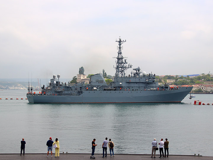 Разведывательный корабль "Иван Хурс" заходит в Южную бухту Севастополя - вид с Графской пристани